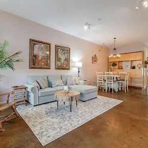 Southern Charmer-historic District Downtown-front Porch-walk Score 90!!-private Parking-1 Minute To Forsyth Park Savannah